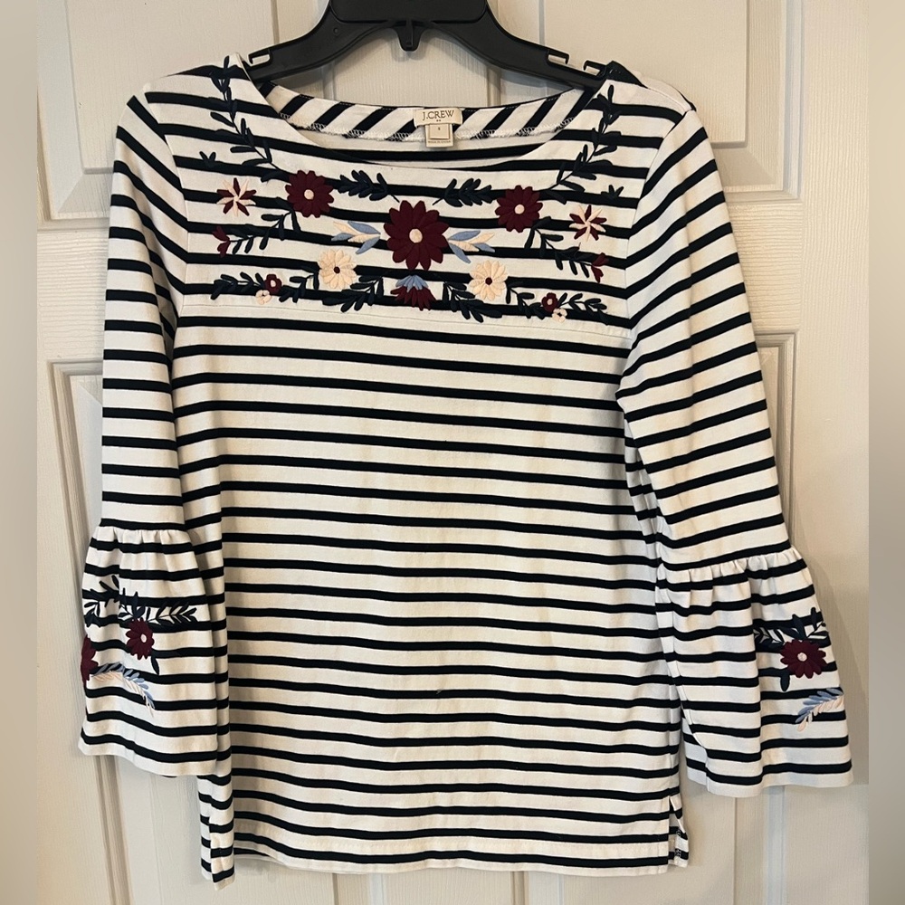 This top is in excellent condition and has super cute bell sleeves!!!